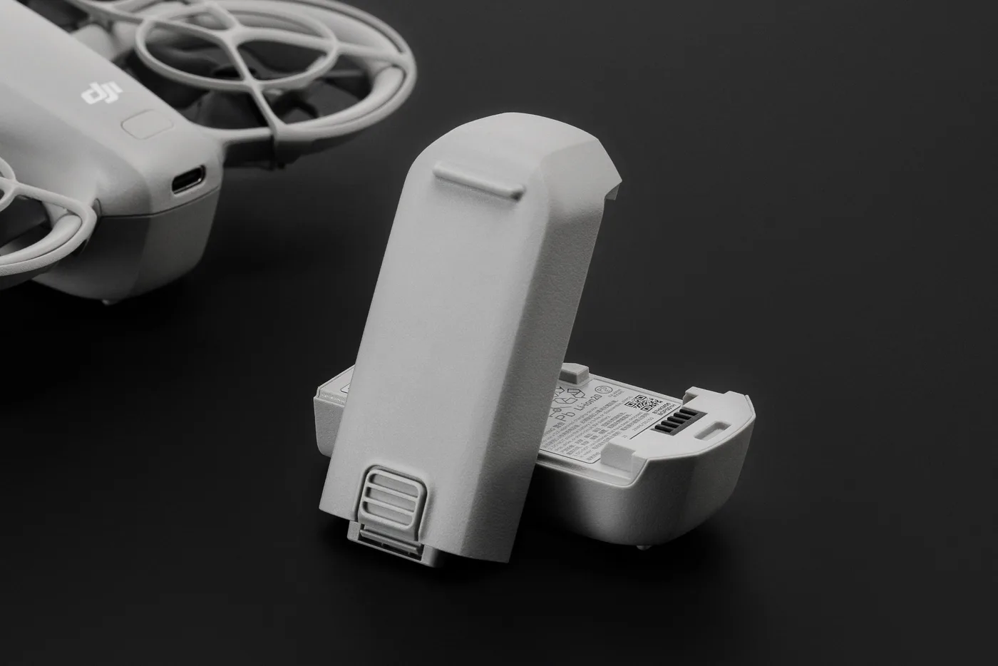 درون DJI Neo Intelligent Flight Battery — صورة 2